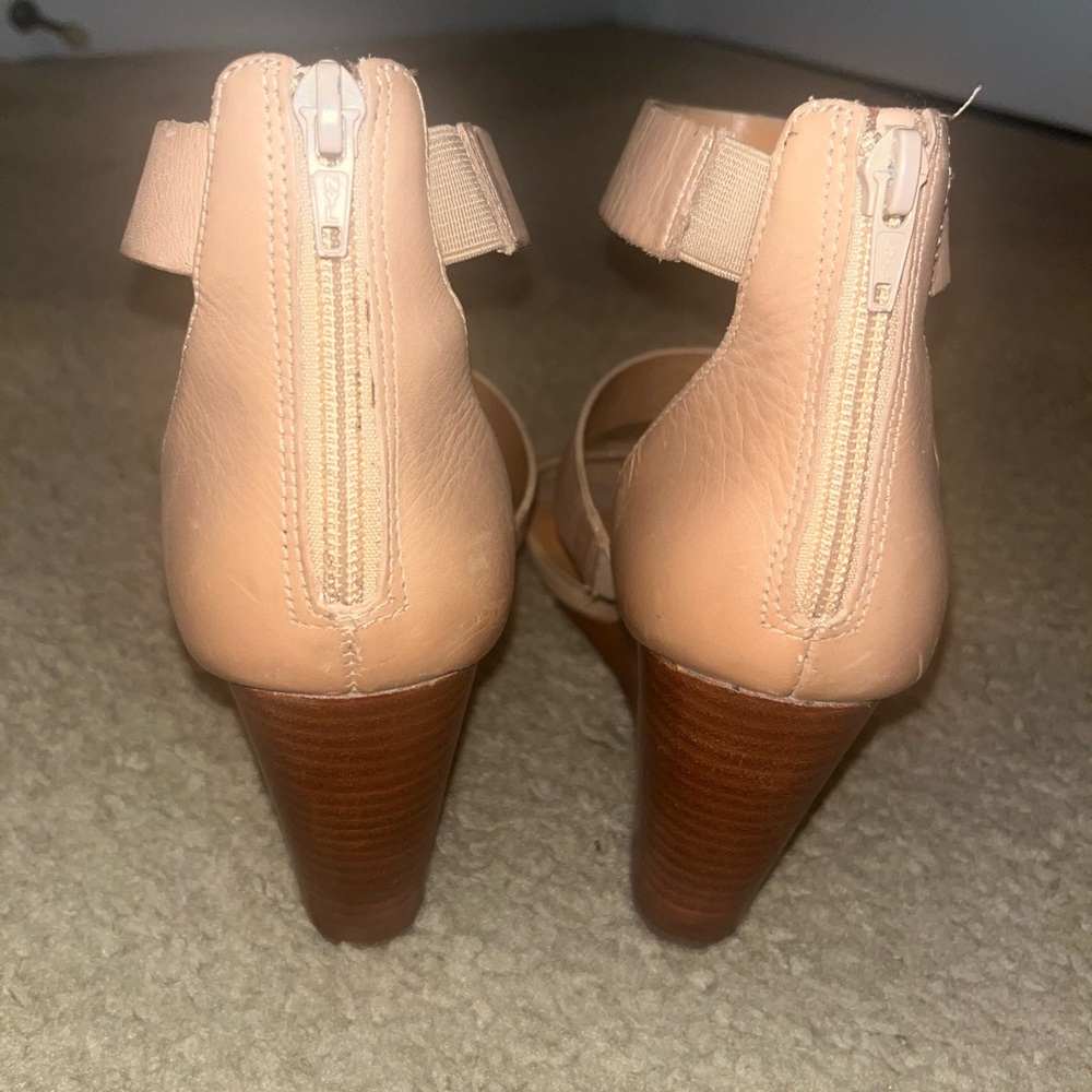 NWOB *Flawed* STEVE MADDEN Kadenn Strappy Wedges - Tan - 10M - Picture 3 of 9